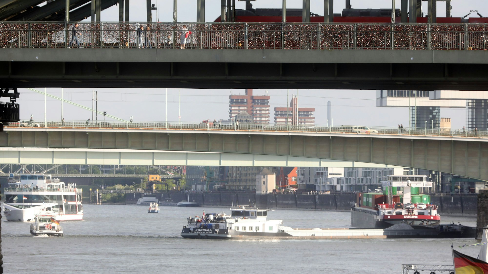 Ein Schubverband hat sich am Donnerstag unter der Deutzer Brücke festgefahren. Beim Versuch, sich zu befreien, wurden mehrere andere Schiffe gerammt.