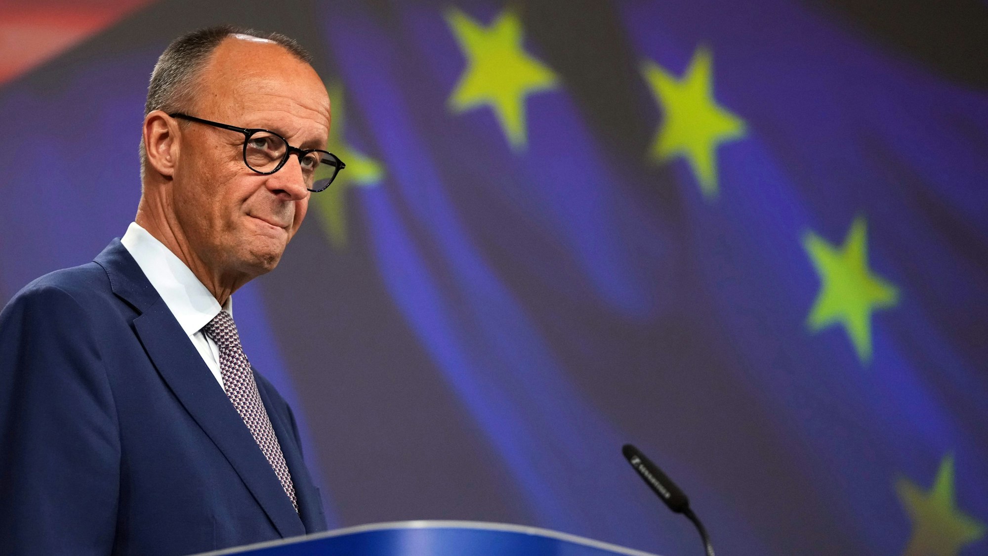 Der deutsche Bundeskanzler Friedrich Merz (CDU) am Sitz der EU bei einer Pressekonferenz.