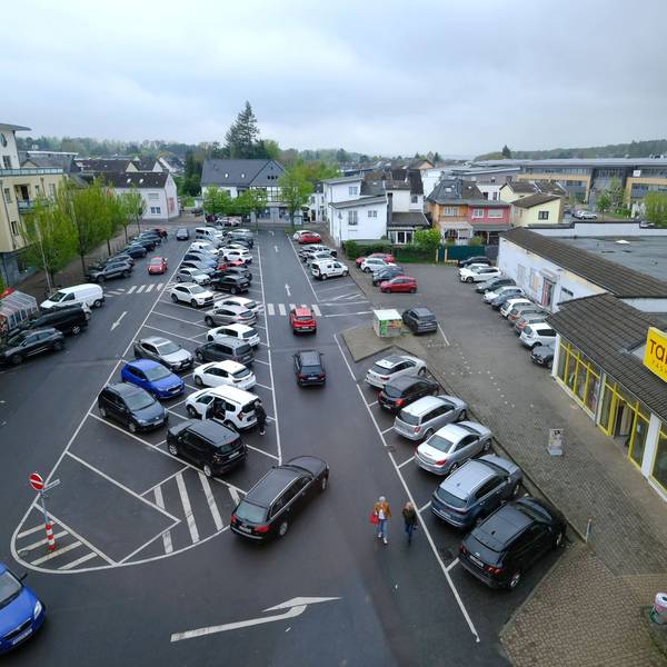 Der Bleibergplatz in Mechernich, am rechten Bildrand das Takko-Gebäude.