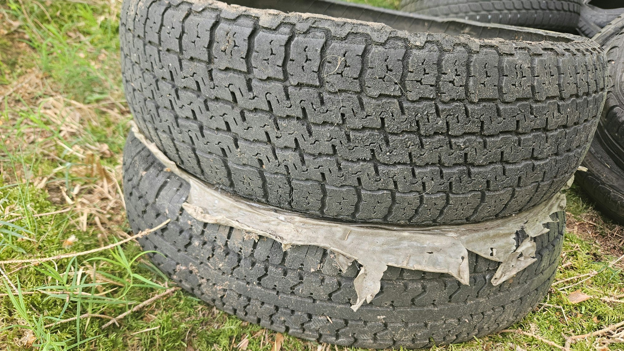 Zwei Reifen sind aufeinander befestigt. Dazwischen ist eine Folie.