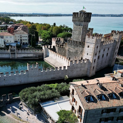 Blick auf das Stadtschloss von Sirmione am Gardasee.