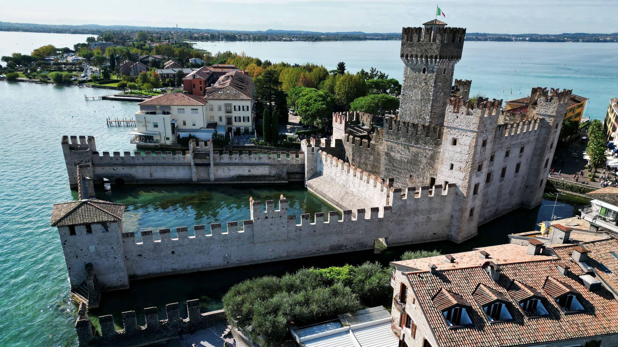 Blick auf das Stadtschloss von Sirmione am Gardasee.