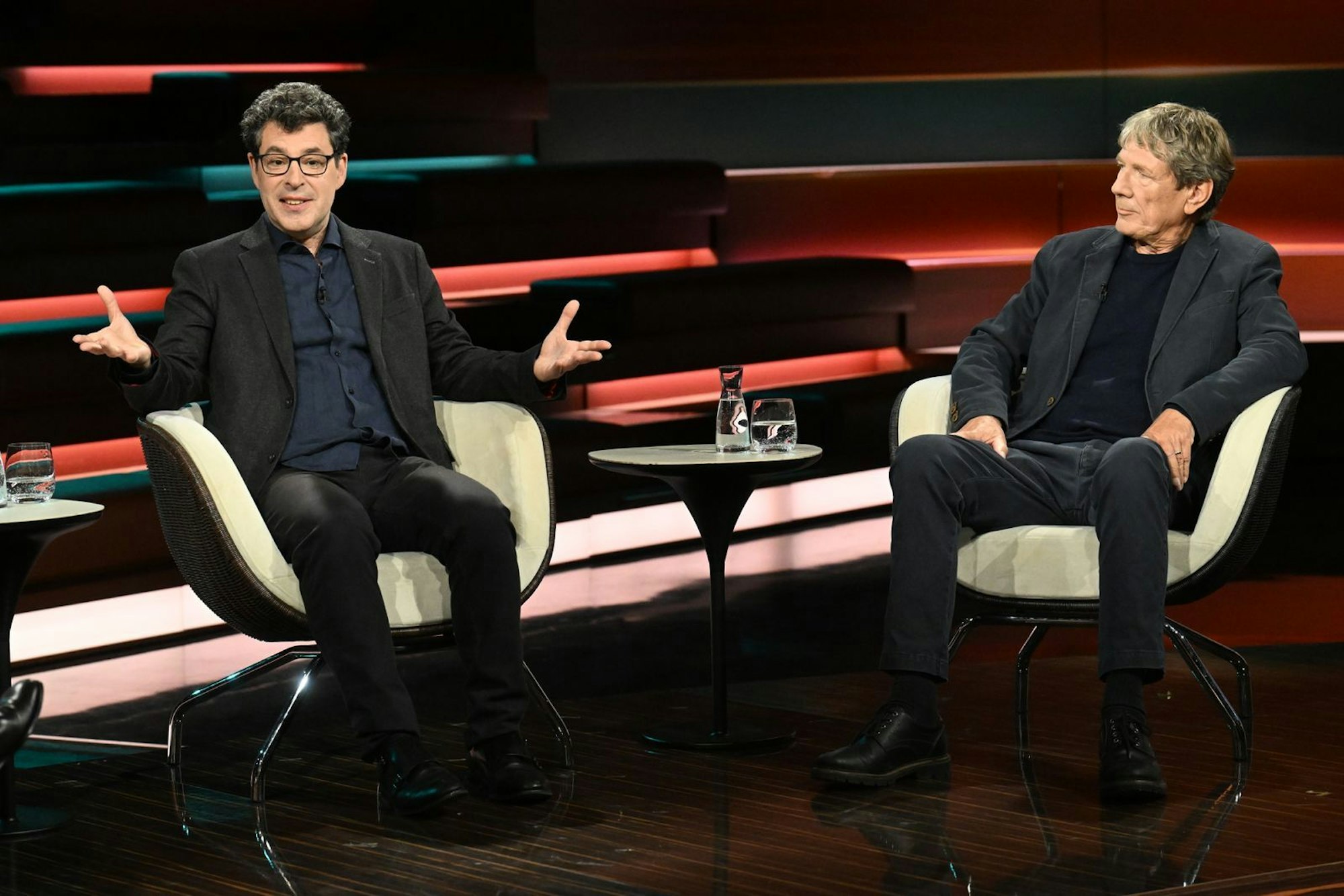 Faschismusforscher Jason Stanley (links) erklärte bei „Markus Lanz“, dass die USA mittlerweile „keine Demokratie mehr“ sei. (Bild: ZDF / Cornelia Lehmann)