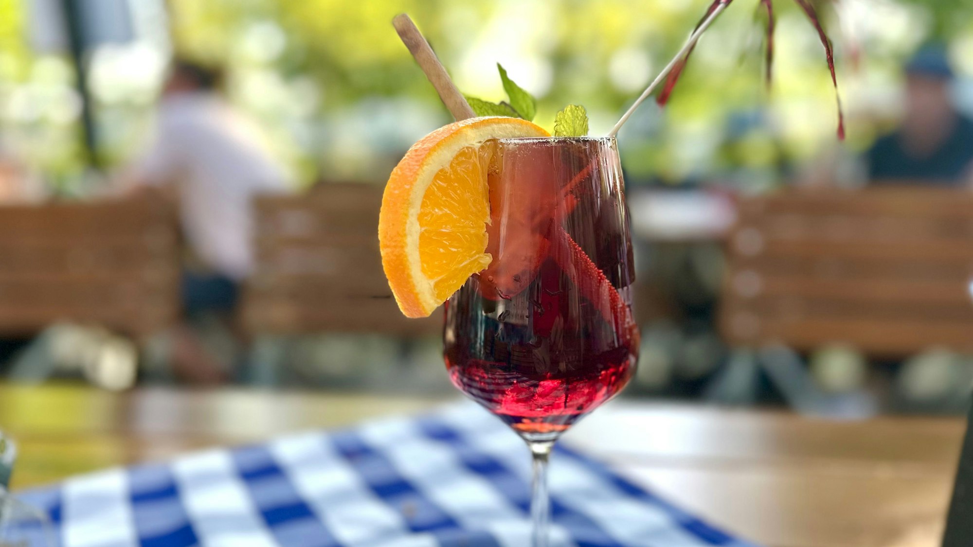 Aperol und Sonne: Eva Reik im Poller Fischhaus