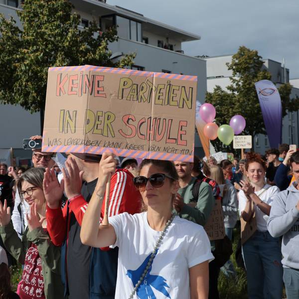 Auch im Juni 2024 gab es eine Demonstration vor einem Kreisparteitag, damals am Gymnasium Neue Sandkaul in Köln-Widdersdorf.