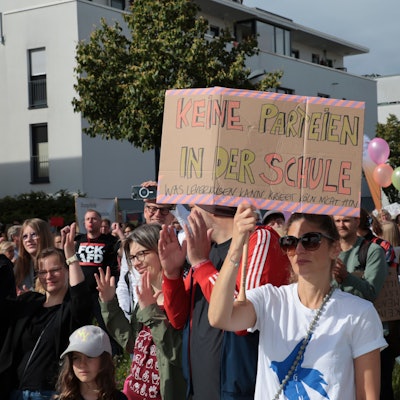 Auch im Juni 2024 gab es eine Demonstration vor einem Kreisparteitag, damals am Gymnasium Neue Sandkaul in Köln-Widdersdorf.