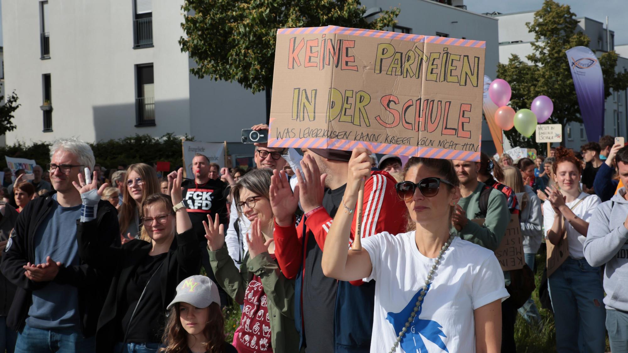 Auch im Juni 2024 gab es eine Demonstration vor einem Kreisparteitag, damals am Gymnasium Neue Sandkaul in Köln-Widdersdorf.