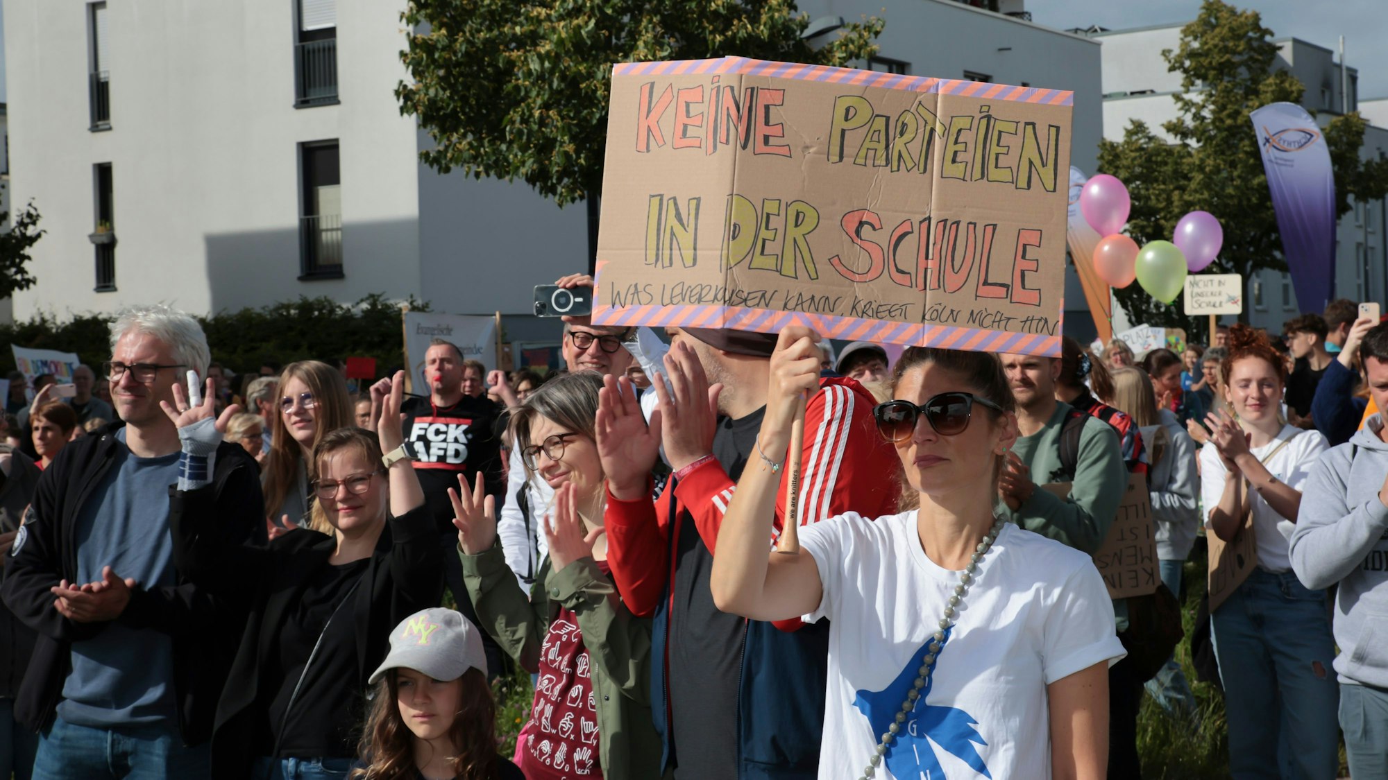 Auch im Juni 2024 gab es eine Demonstration vor einem Kreisparteitag, damals am Gymnasium Neue Sandkaul in Köln-Widdersdorf.