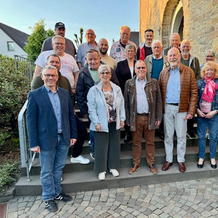 Eine Gruppe steht beisammen.