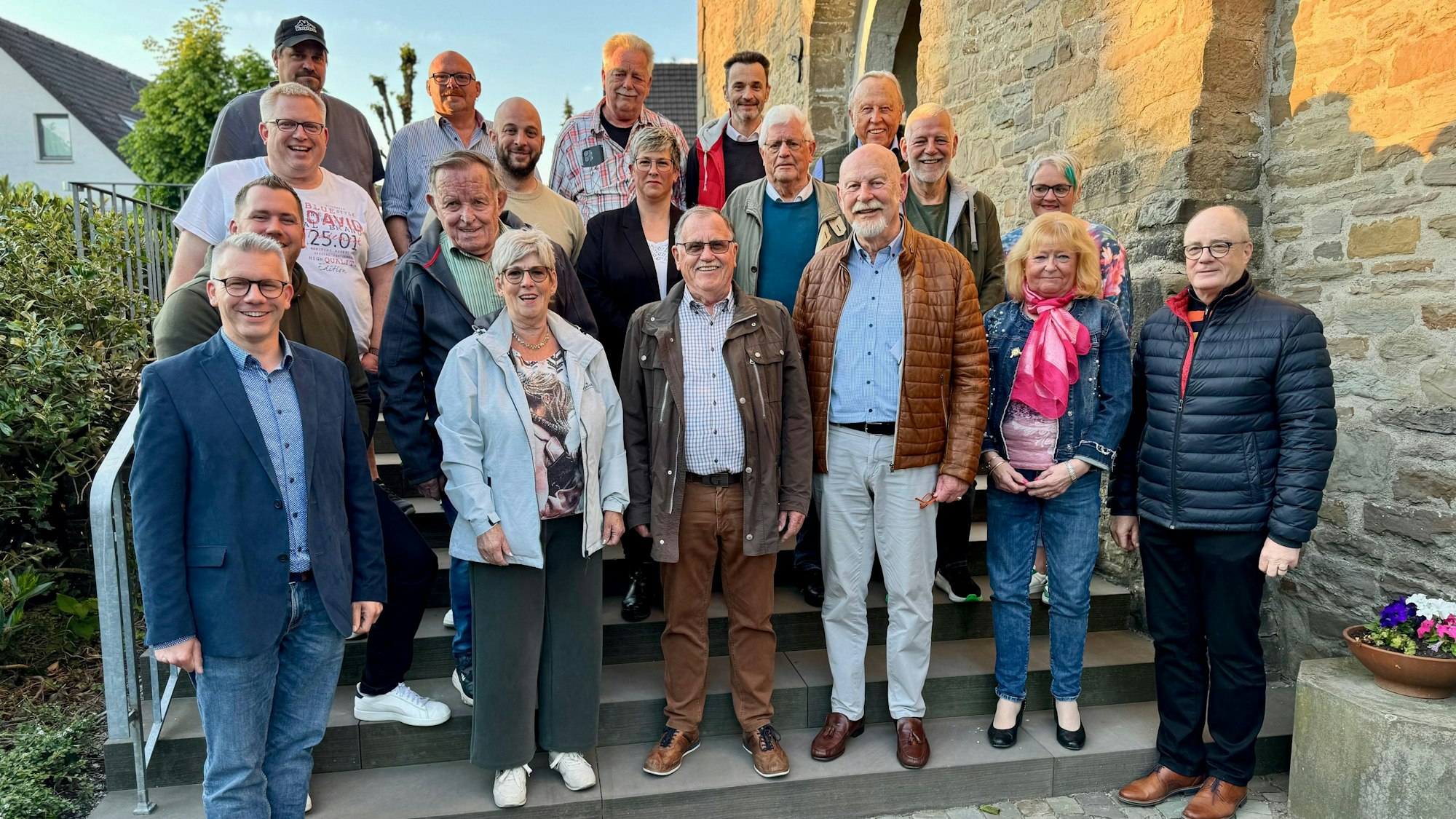 Eine Gruppe steht beisammen.