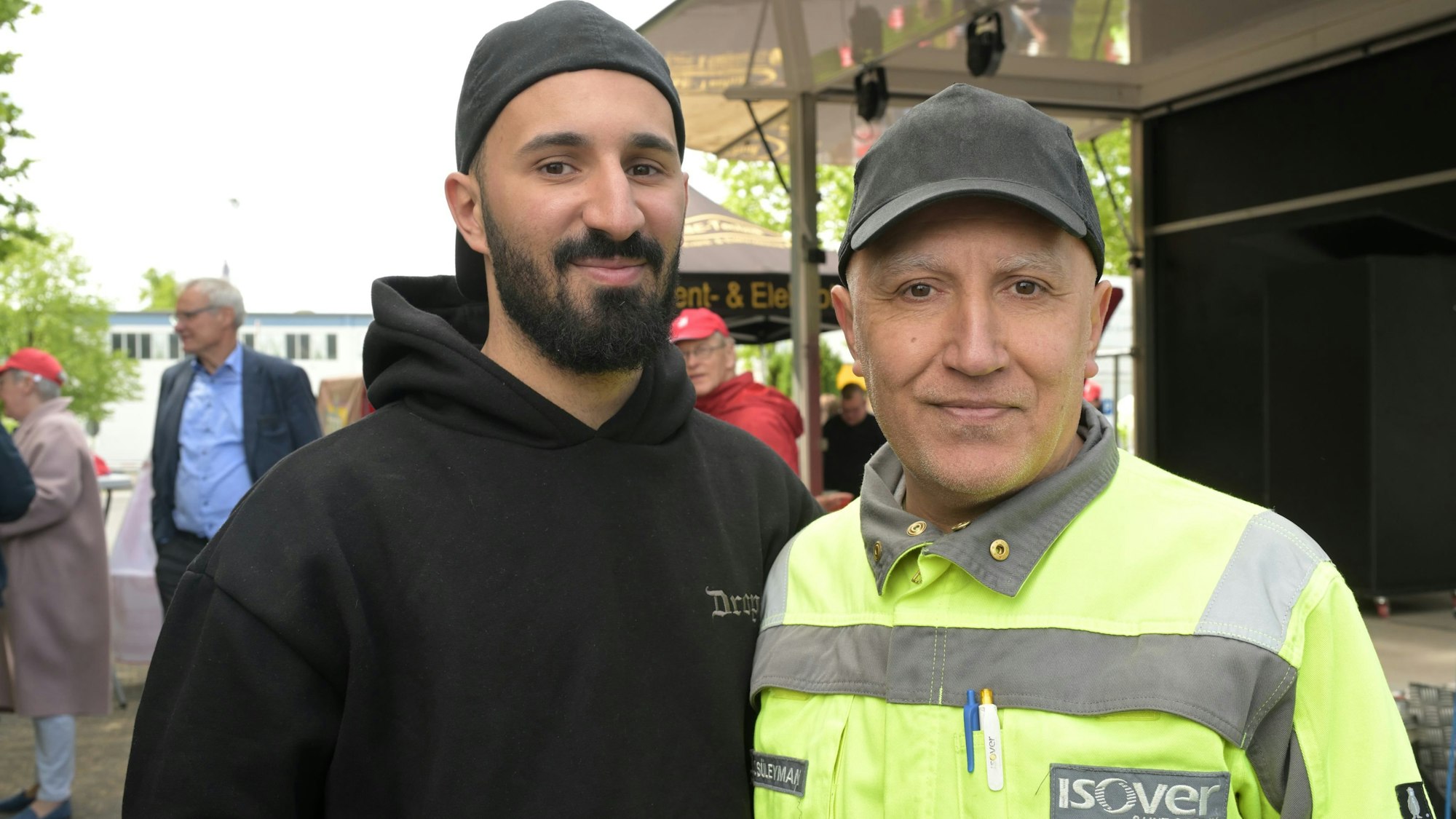 Süleymann Celik steht mit Sohn Armagan)von der Werkstor der Isover-Dämmstofffabrik in Bergisch Gladbach.