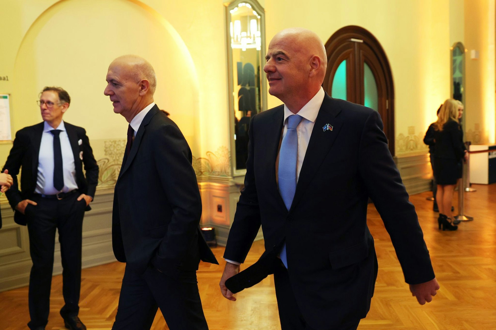 DFB-Präsident Bernd Neuendorf (l.) hat eine klare Meinung zu einer weiteren WM-Ausweitung.