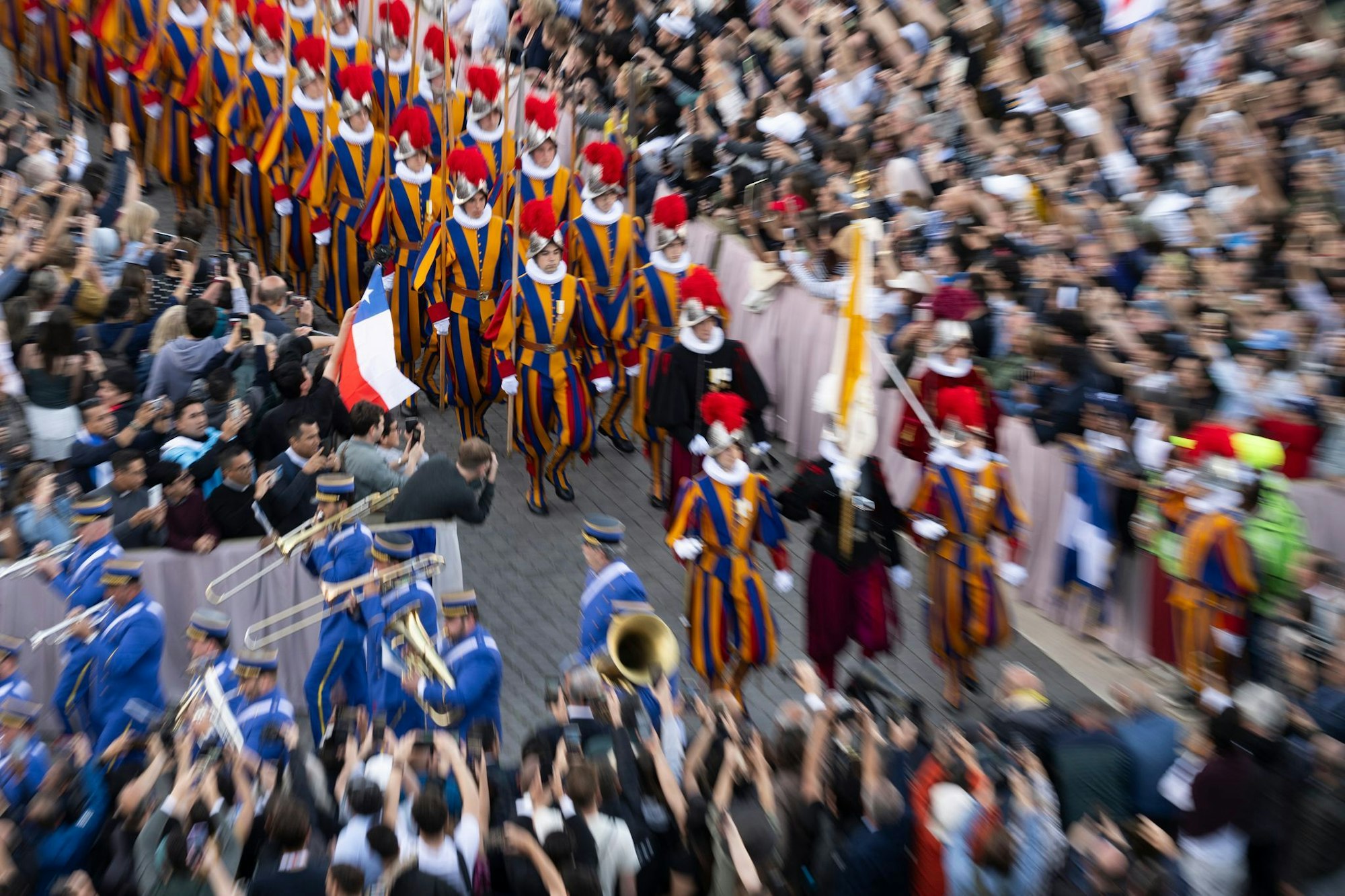 Die Schweizergarde wird den neuen Papst bewachen. Sie marschierte gleich nach seiner Wahl auf dem Petersplatz auf.