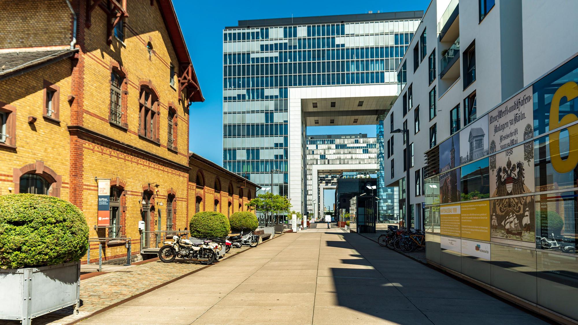 Blick vom Anna-Schneider-Steig am Rheinauhafen in Richtung Kranhäuser. (Archivbild)