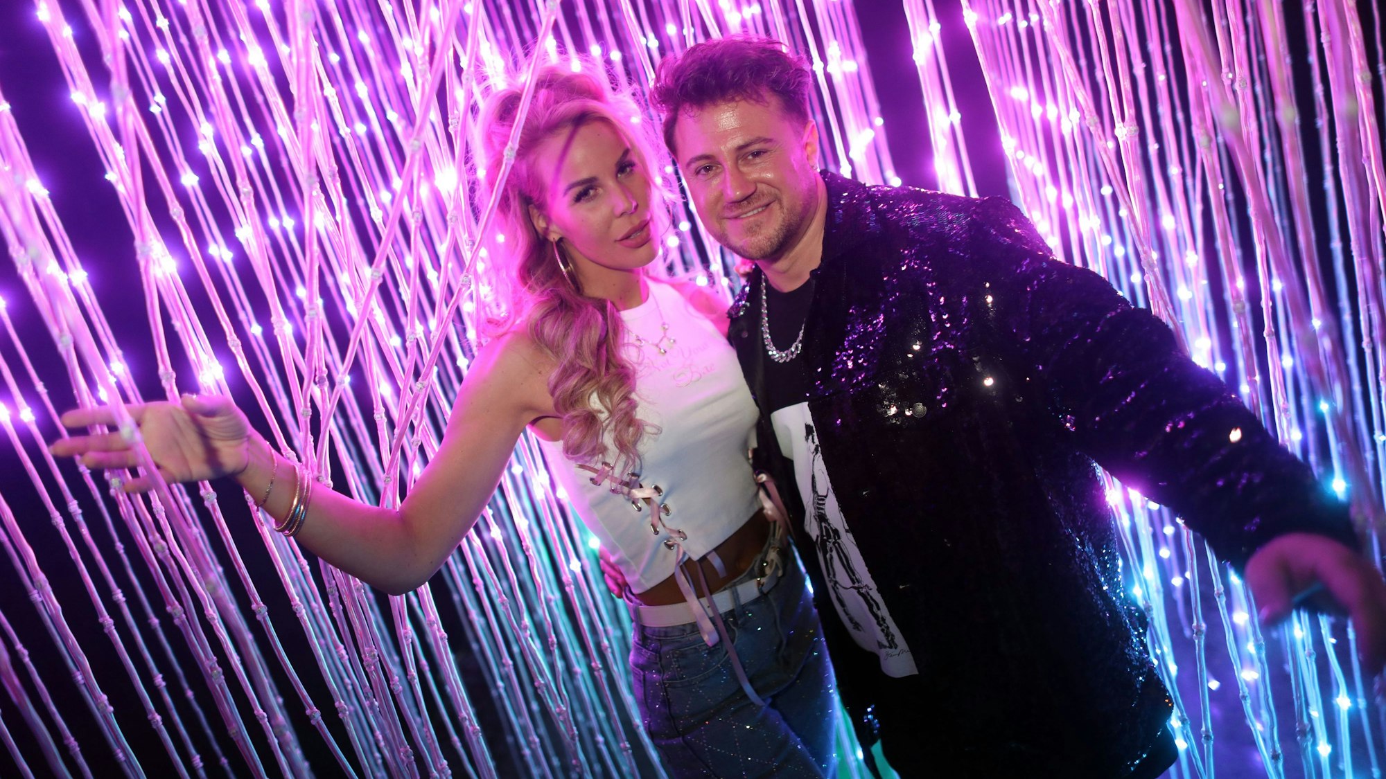 08.05.2025, Köln: Dimi (ig: just_dimi_official) und Chanelle (ig: chanelleofficial_) bei der Party. Das Pop-Up-Museum „House of Bates“ ist das Zuhause der Influencer-Welt - am 8. Mai wird die Event-Foto-Feier-Location 18 (Monate alt). Foto: Arton Krasniqi