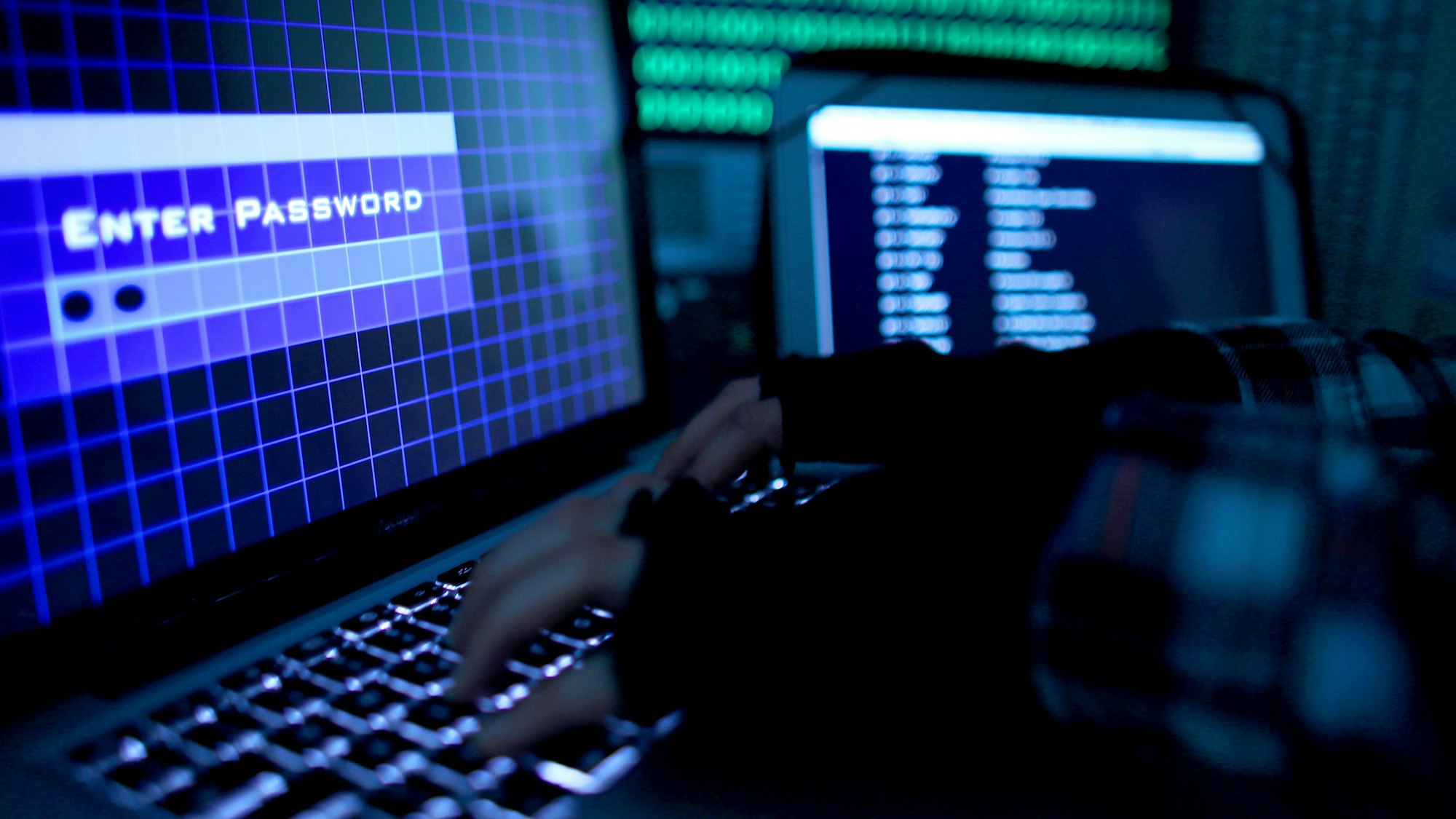 ARCHIV - 25.08.2014, Köln: ILLUSTRATION - Ein Passwort wird auf einem Laptop über die Tastatur eingegeben. Krankenhäuser und andere Einrichtungen des Deutschen Roten Kreuz (DRK) in Rheinland-Pfalz und im Saarland sind von einem Cyberangriff betroffen. Foto: Oliver Berg/dpa +++ dpa-Bildfunk +++