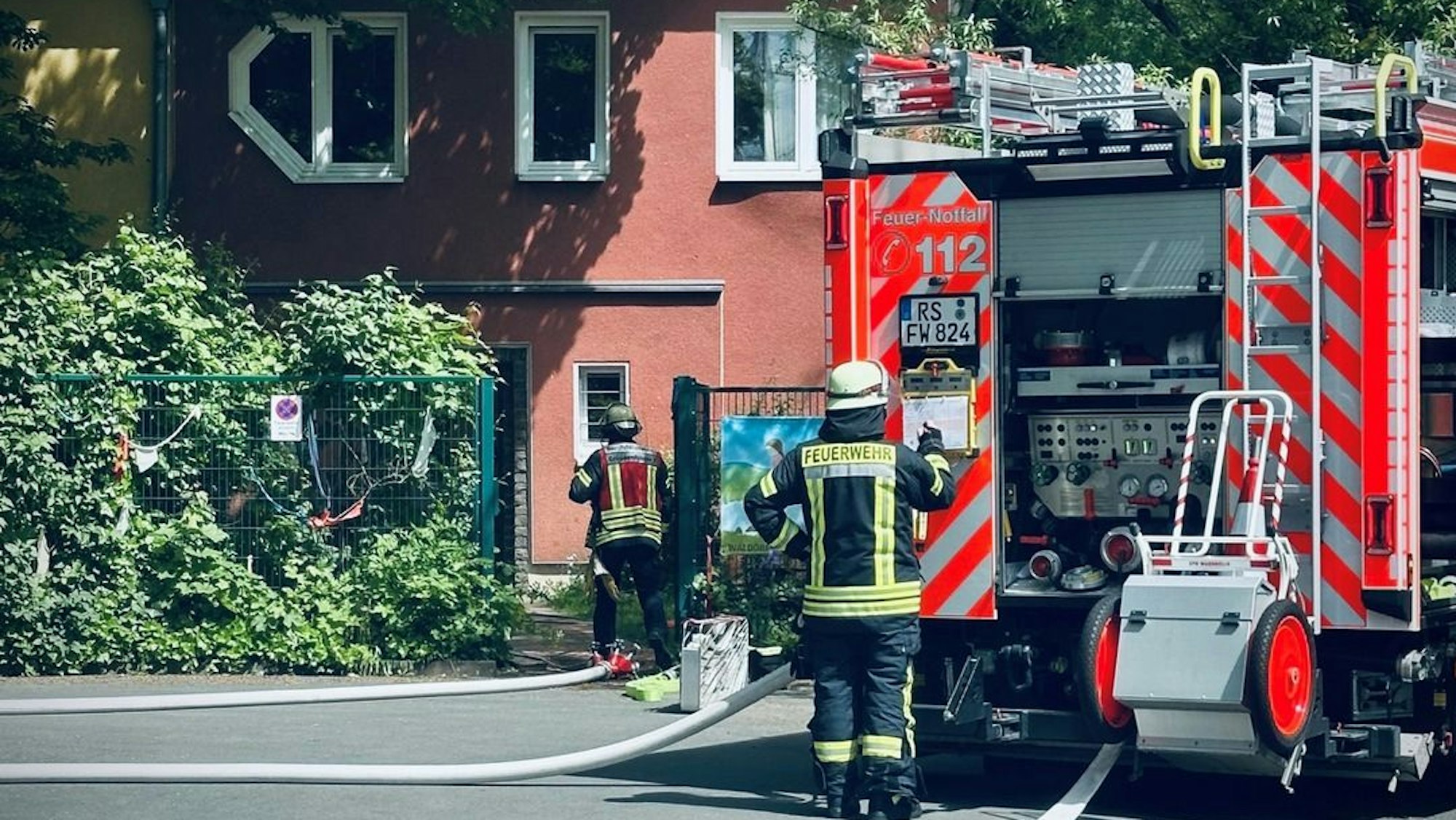 Einsatzkräfte der Feuerwehr Remscheid bei einem Brandeinsatz in einer Kindertagesstätte an der Burger Straße.