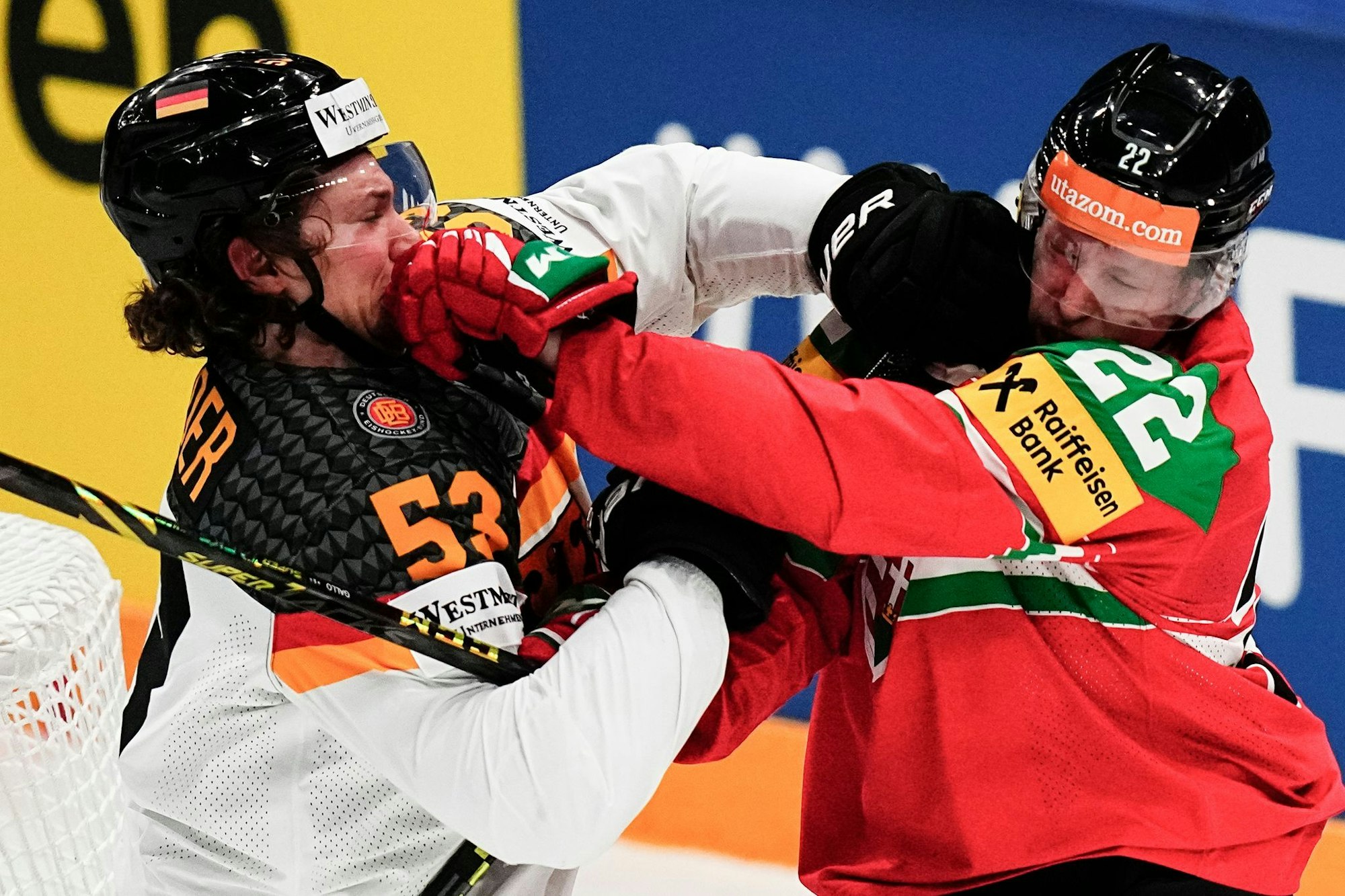 Für Kapitän Moritz Seider (l) und die deutsche Mannschaft geht es zu WM-Beginn gegen die vermeintlich leichtesten Gegner.
