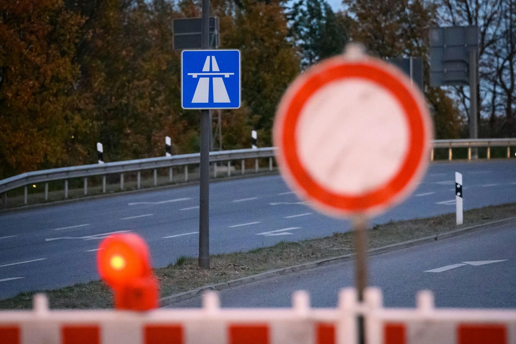 Gleich drei Autobahnen werden am kommenden Wochenende gesperrt. Betroffen ist unter anderem die A45 bei Westhofen und die A43 bei Herne. (Archivfoto)