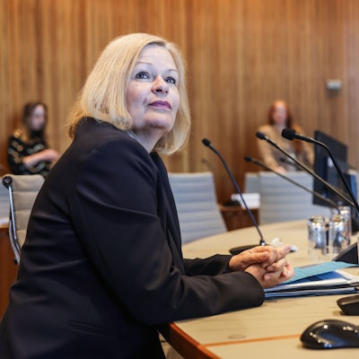 Die ehemalige Bundesinnenministerin Nancy Faeser (SPD) sitzt im Terror-Untersuchungsausschuss im Landtag.
