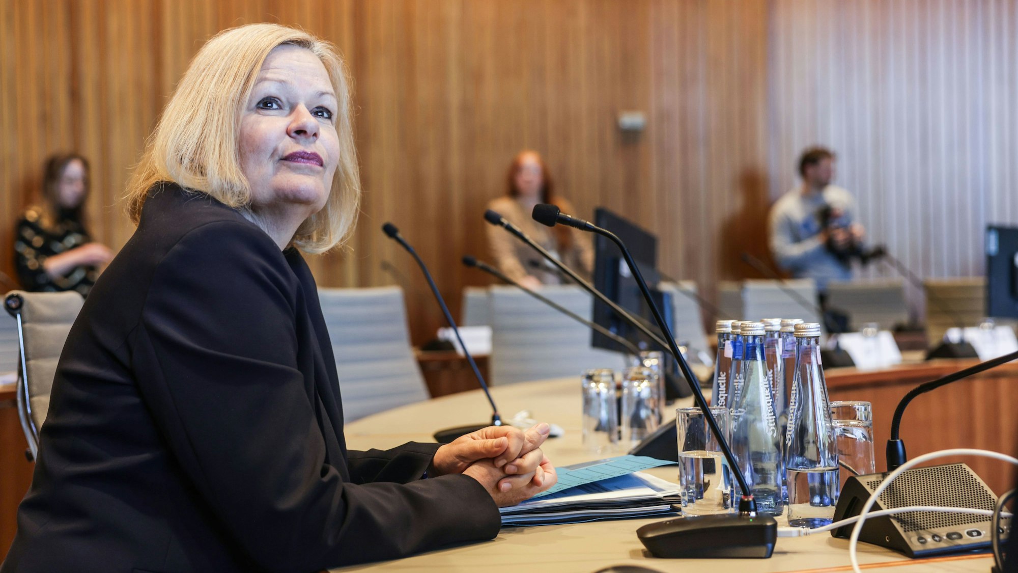 Die ehemalige Bundesinnenministerin Nancy Faeser (SPD) sitzt im Terror-Untersuchungsausschuss im Landtag.