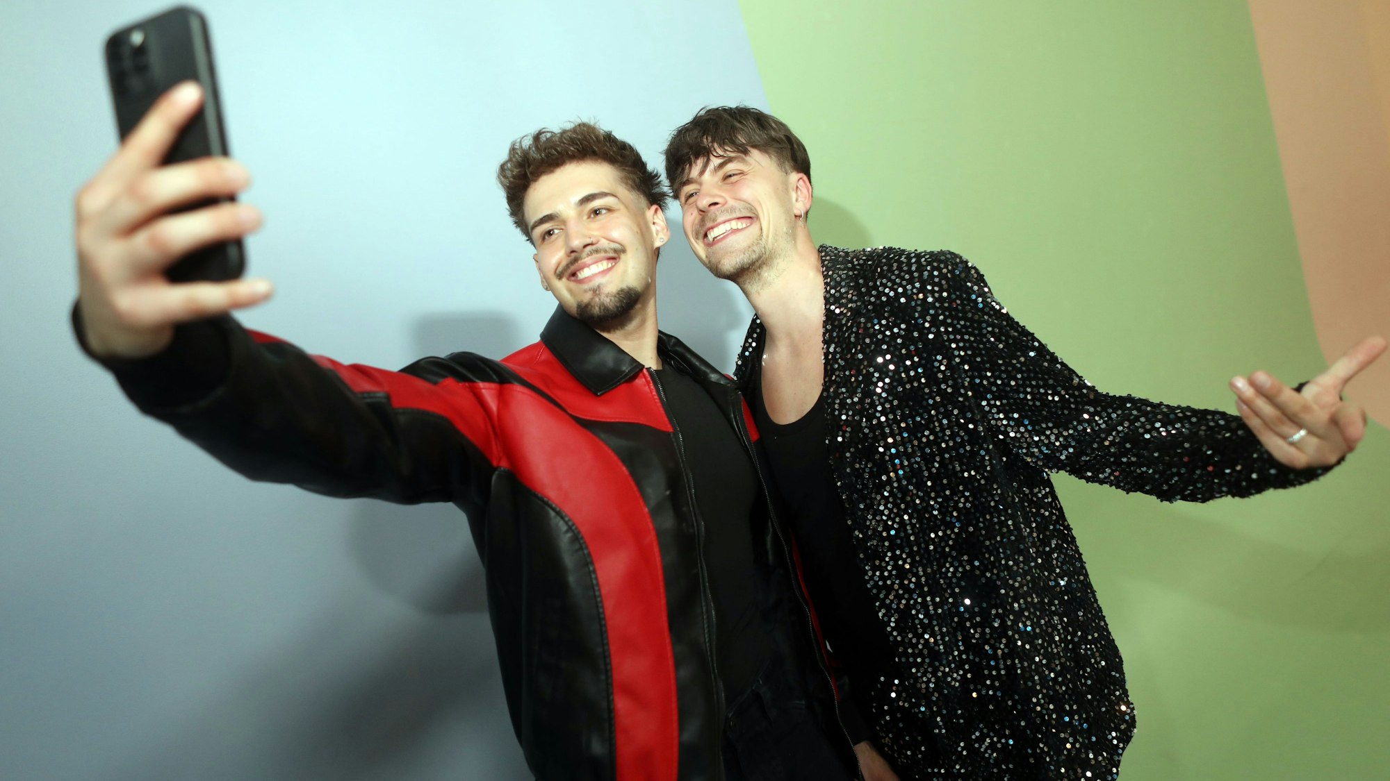 08.05.2025, Köln: Jochen Tetzlaff (ig: jochen_te) und Daniel Schäfer (ig: onedanieltogo/v.r.) bei der Geburtstagsfeier. Das Pop-Up-Museum „House of Bates“ ist das Zuhause der Influencer-Welt - am 8. Mai wird die Event-Foto-Feier-Location 18 (Monate alt). Foto: Arton Krasniqi