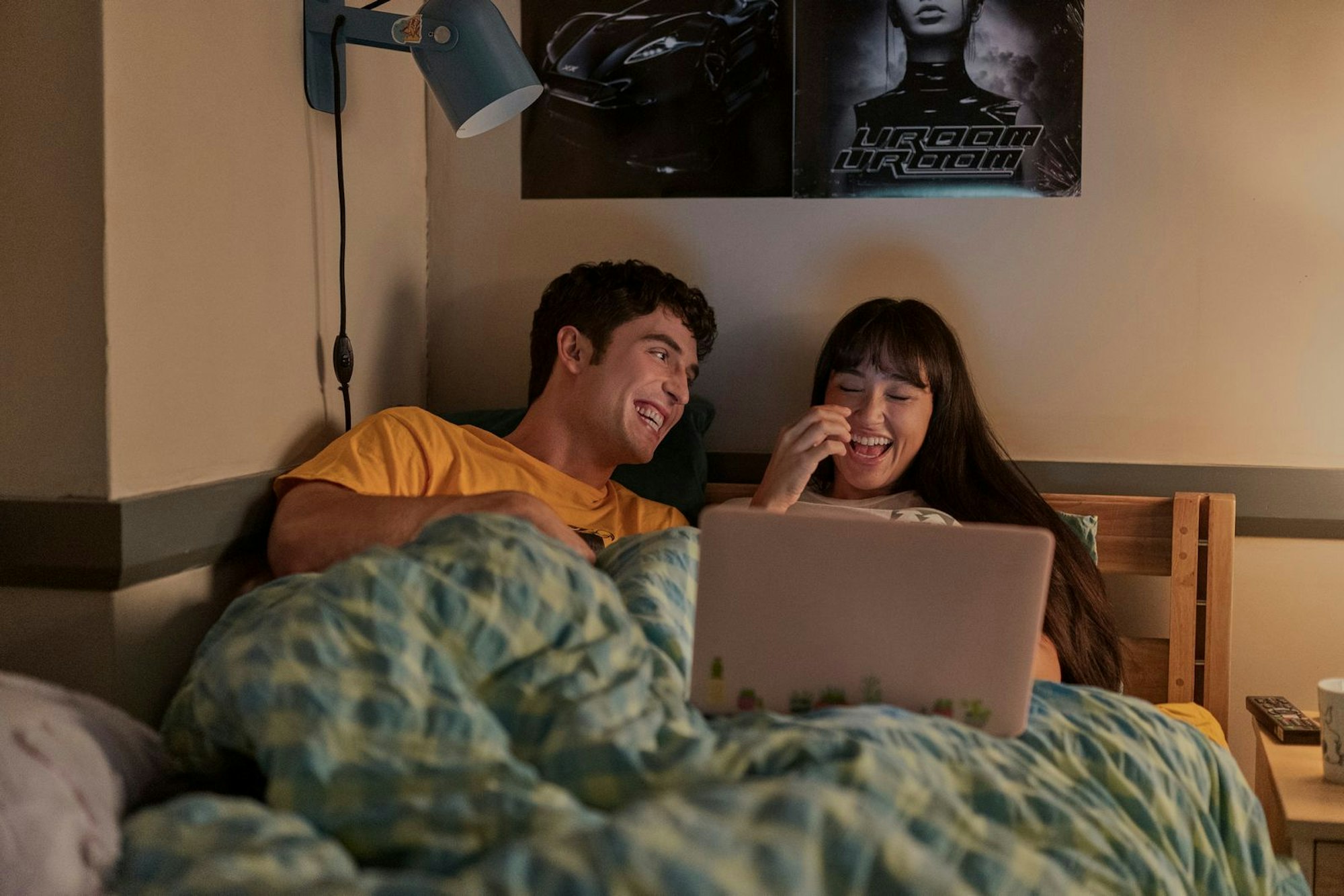 Benny (Benny Drama) und Carmen (Wally Baram) kämpfen am College um Anerkennung. (Bild: Amazon MGM Studios)