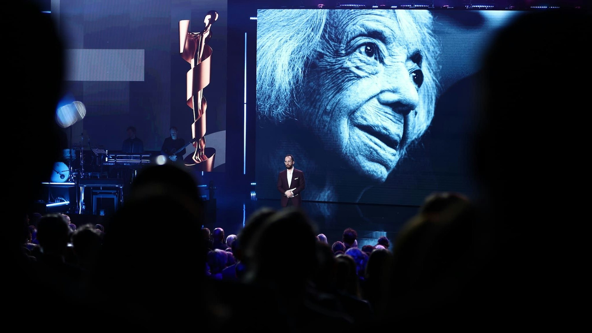 Musiker Igor Levit gedenkt der verstorbenen Holocaust-Zeitzeugin Margot Friedländer während der 75. Verleihung des Deutschen Filmpreises in Berlin im Theater am Potsdamer Platz.