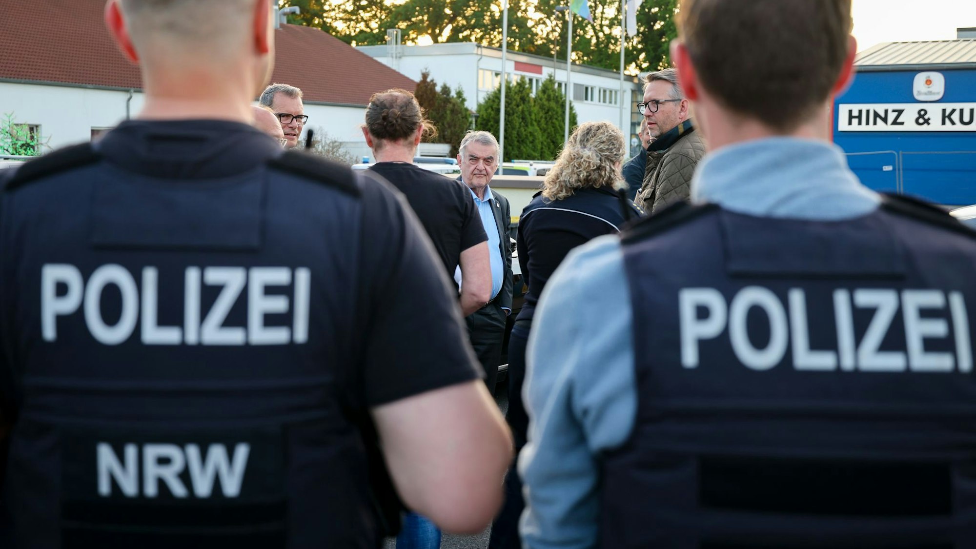 Bei der Razzia sind rund 400 Polizistinnen und Polizisten im Einsatz.