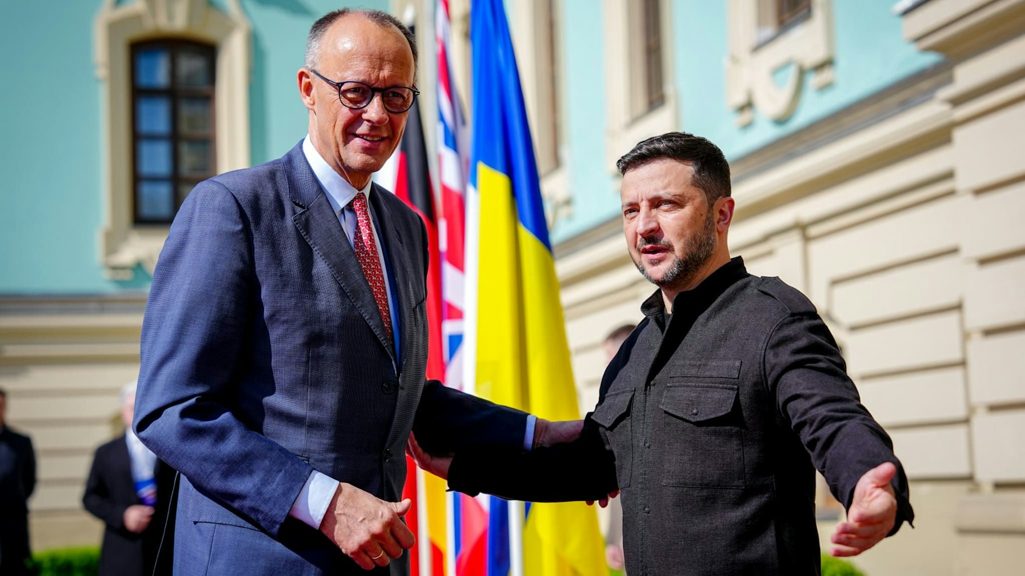 Bundeskanzler Friedrich Merz (links, CDU) wird von Wolodymyr Selenskyj, Präsident der Ukraine, vor dem Marienpalast in Kiew empfangen.