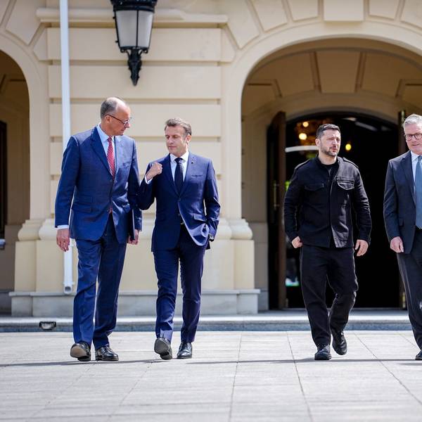 Bundeskanzler Friedrich Merz (l-r, CDU), Frankreichs Präsident Emmanuel Macron, Wolodymyr Selenskyj, Präsident der Ukraine, Keir Starmer, Premierminister von Großbritannien, und Donald Tusk, Ministerpräsident von Polen in Kiew.