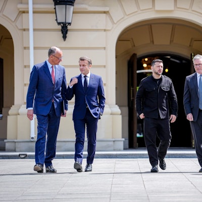 Bundeskanzler Friedrich Merz (l-r, CDU), Frankreichs Präsident Emmanuel Macron, Wolodymyr Selenskyj, Präsident der Ukraine, Keir Starmer, Premierminister von Großbritannien, und Donald Tusk, Ministerpräsident von Polen in Kiew.