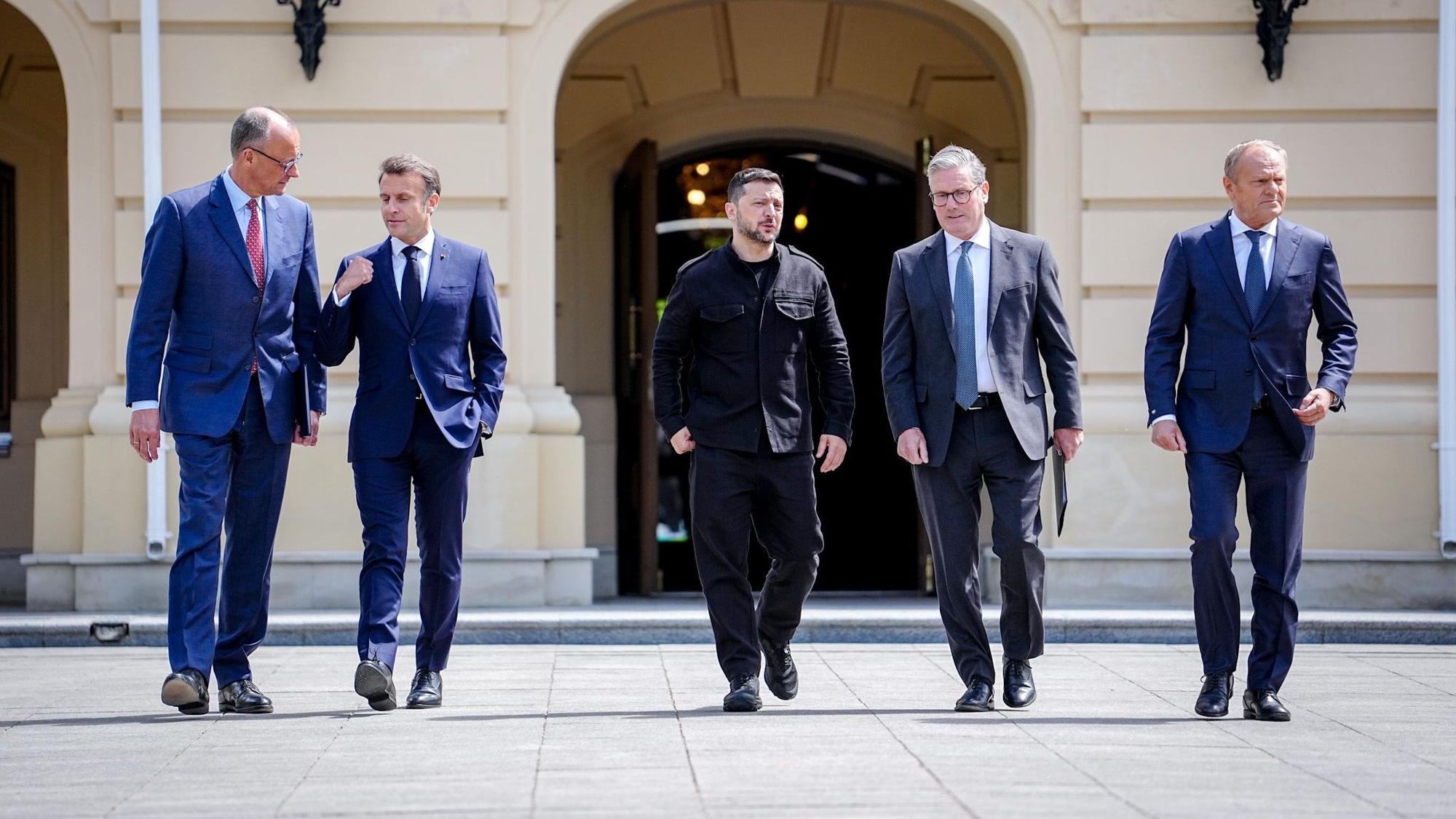 Bundeskanzler Friedrich Merz (l-r, CDU), Frankreichs Präsident Emmanuel Macron, Wolodymyr Selenskyj, Präsident der Ukraine, Keir Starmer, Premierminister von Großbritannien, und Donald Tusk, Ministerpräsident von Polen in Kiew.