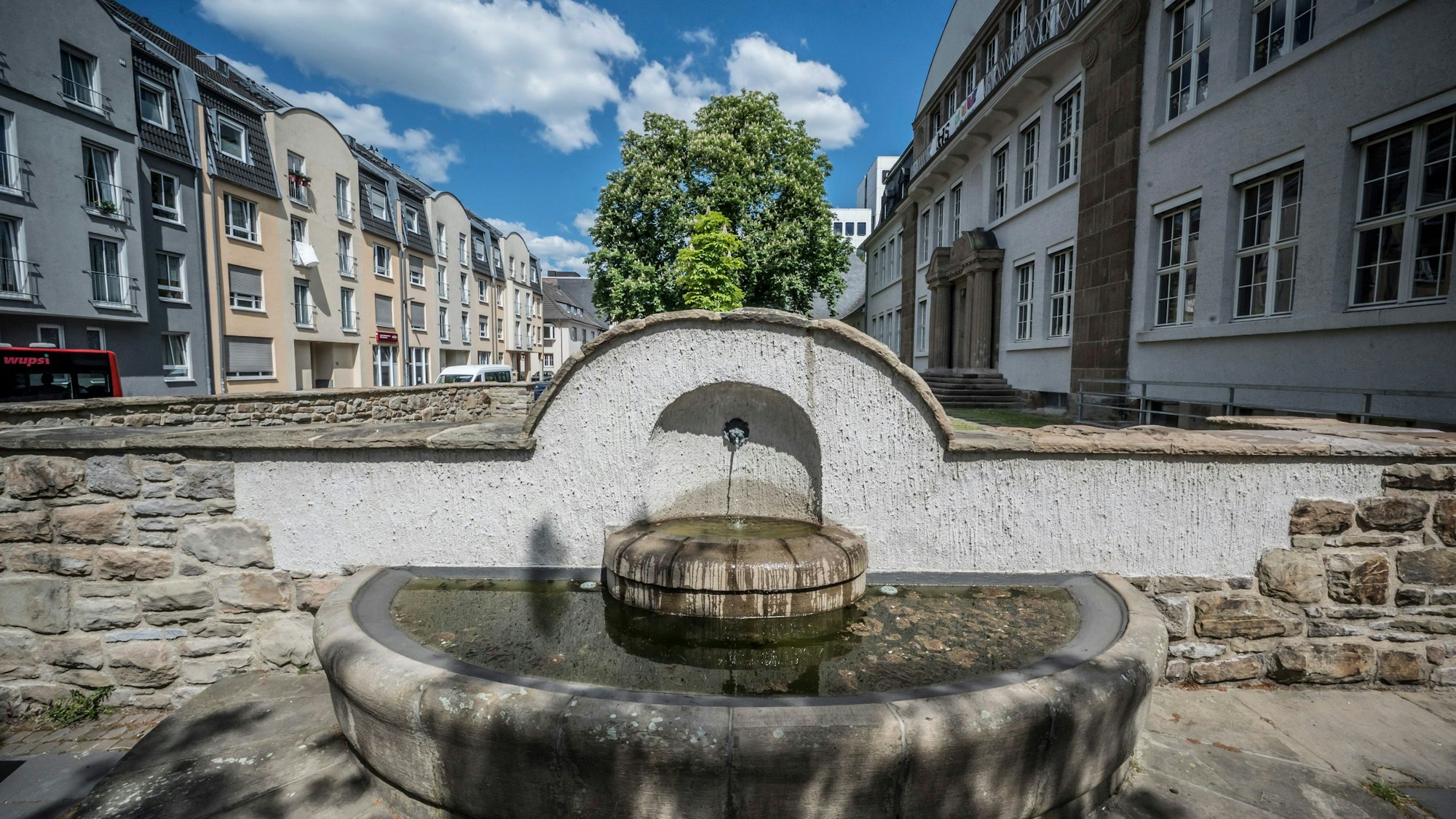 Brunnen an der Schule am Hederichsfeld fließt wieder. Foto: Ralf Krieger
