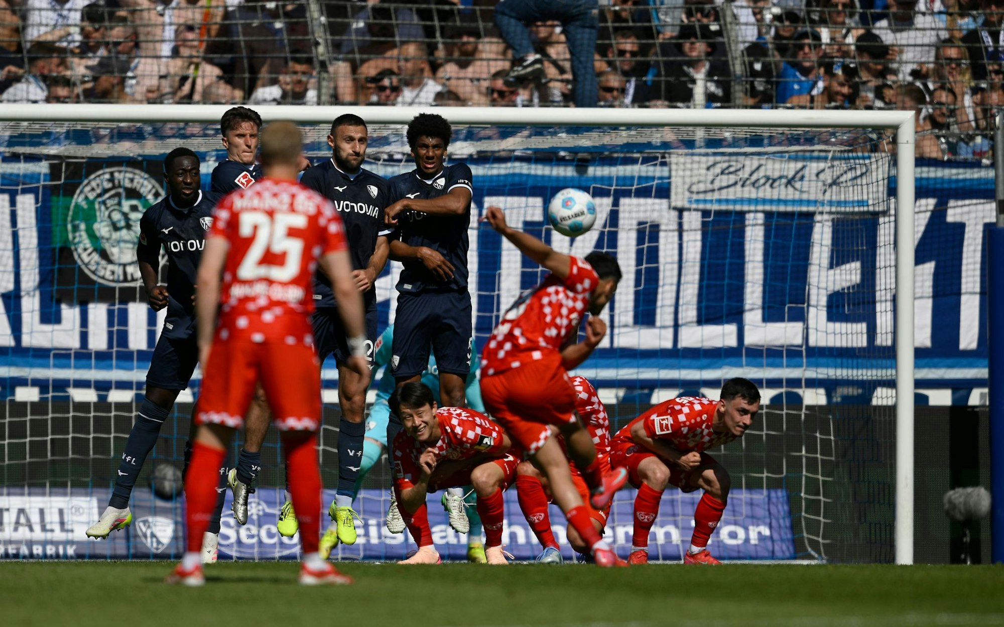 Präzisionsarbeit: Amiri zielt beim 1:0 für Mainz ganz genau.