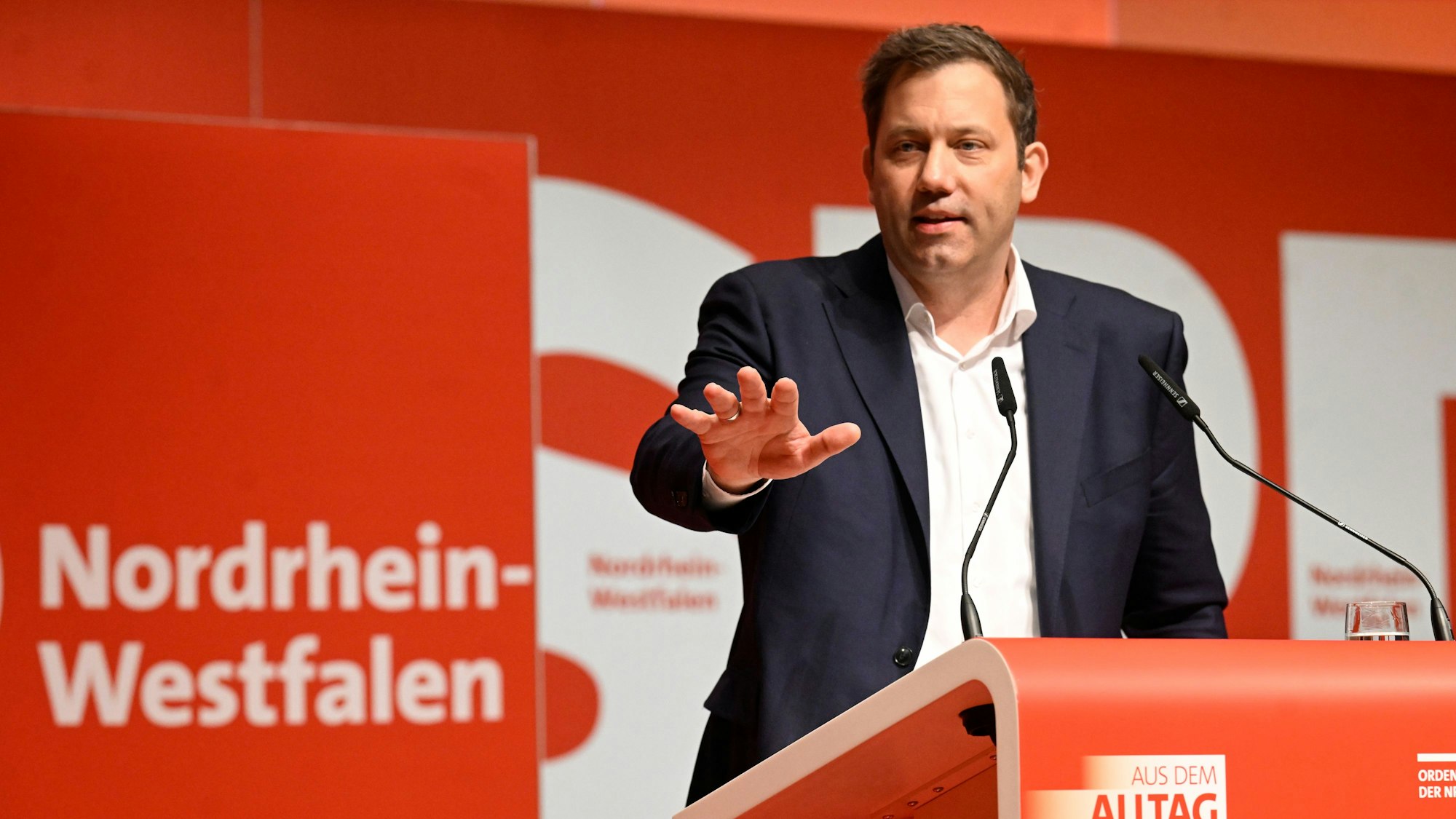 Lars Klingbeil, SPD-Parteivorsitzender, diskutiert in Duisburg mit Delegierten.