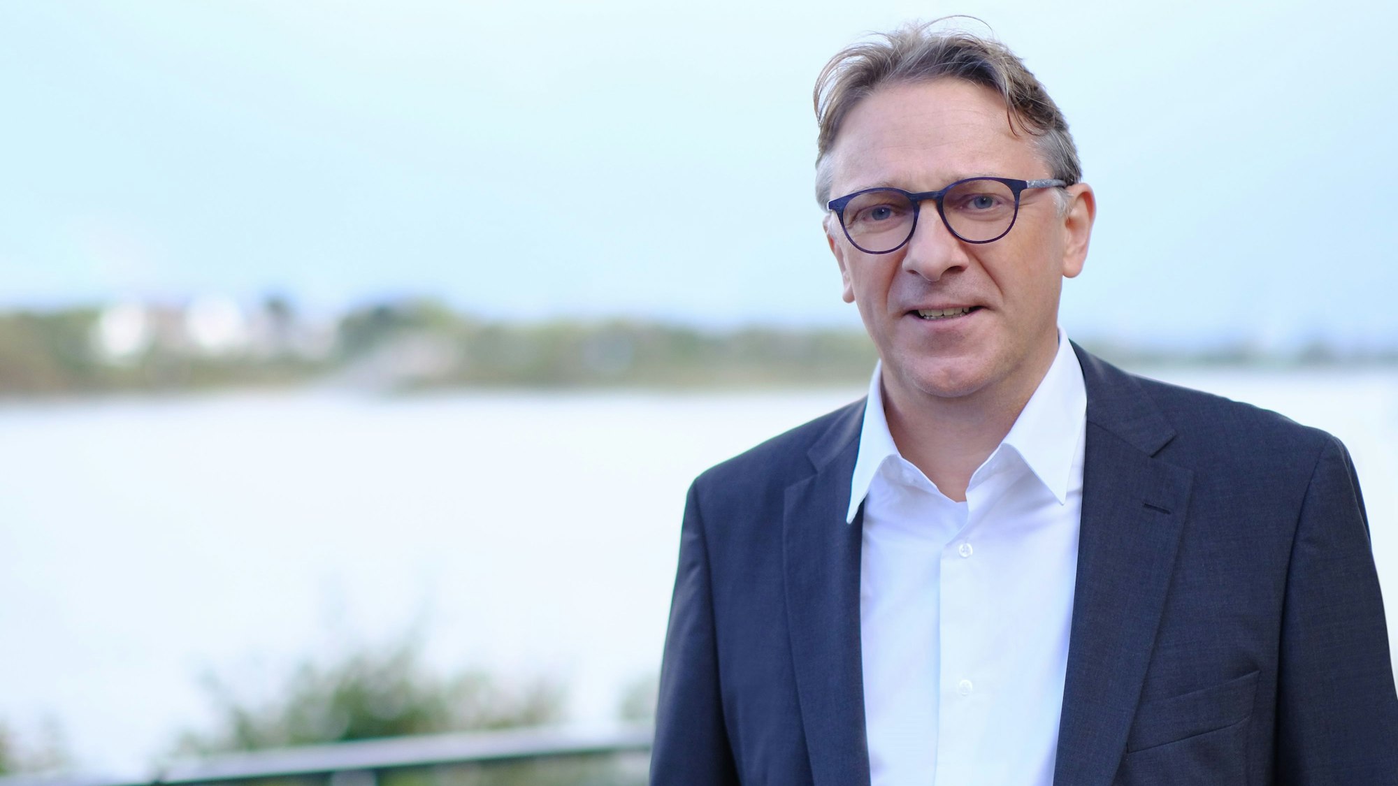 Zu sehen ist Elmar Gillet, Bürgermeisterkandidat der Grünen für Wesseling.