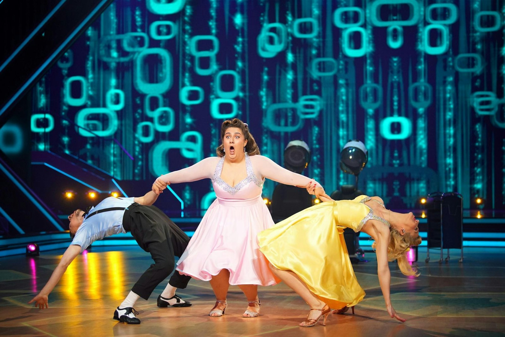 Selfiesandra macht selbst Llambi beim Jive glücklich. (Bild: RTL / Stefan Gregorowius)