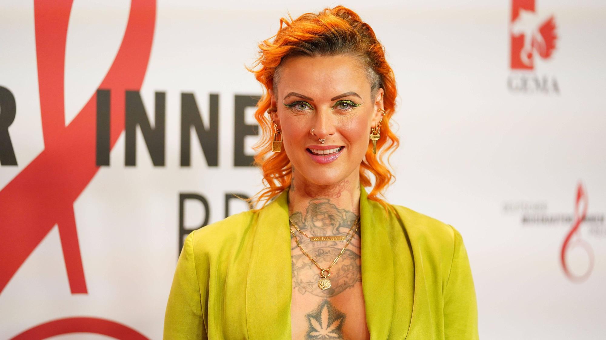 Jennifer Weist von der Band Jennifer Rostock auf dem roten Teppich.