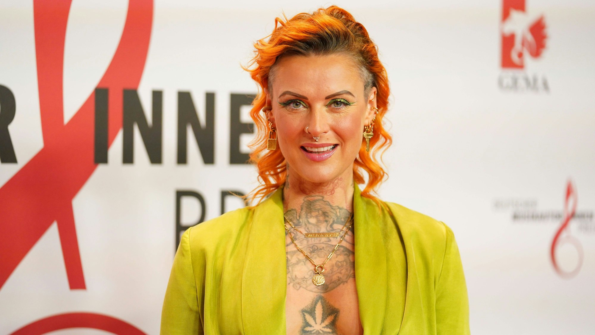 Jennifer Weist von der Band Jennifer Rostock auf dem roten Teppich.