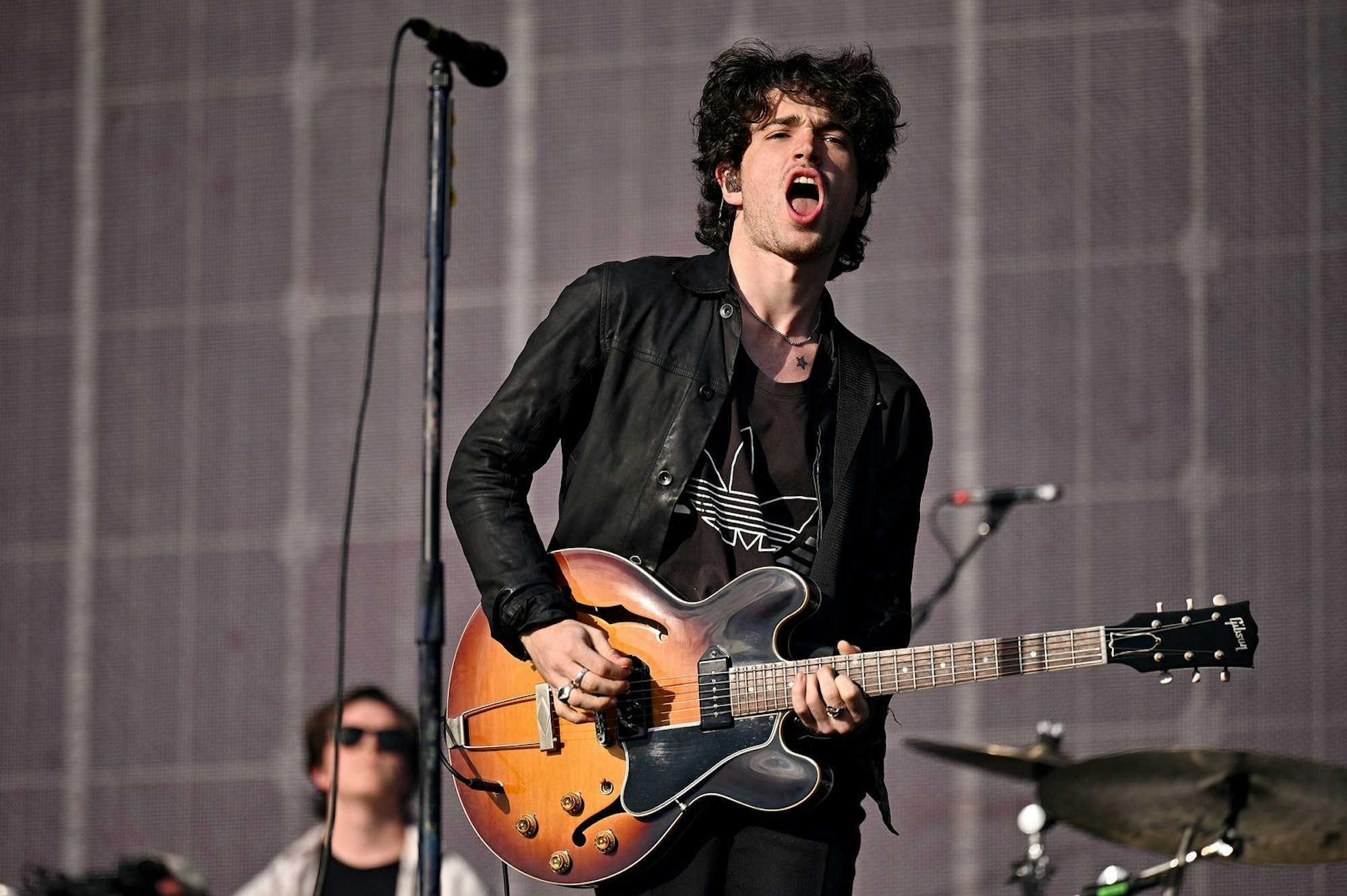 Der Apfel fällt nicht weit vom Stamm: Bonos Sohn, Elijah Hewson, ist der Frontmann der Rockband Inhaler, deren bisherige drei Alben in Irland stets die Charts toppten. (Bild: Jeff J Mitchell/Getty Images)