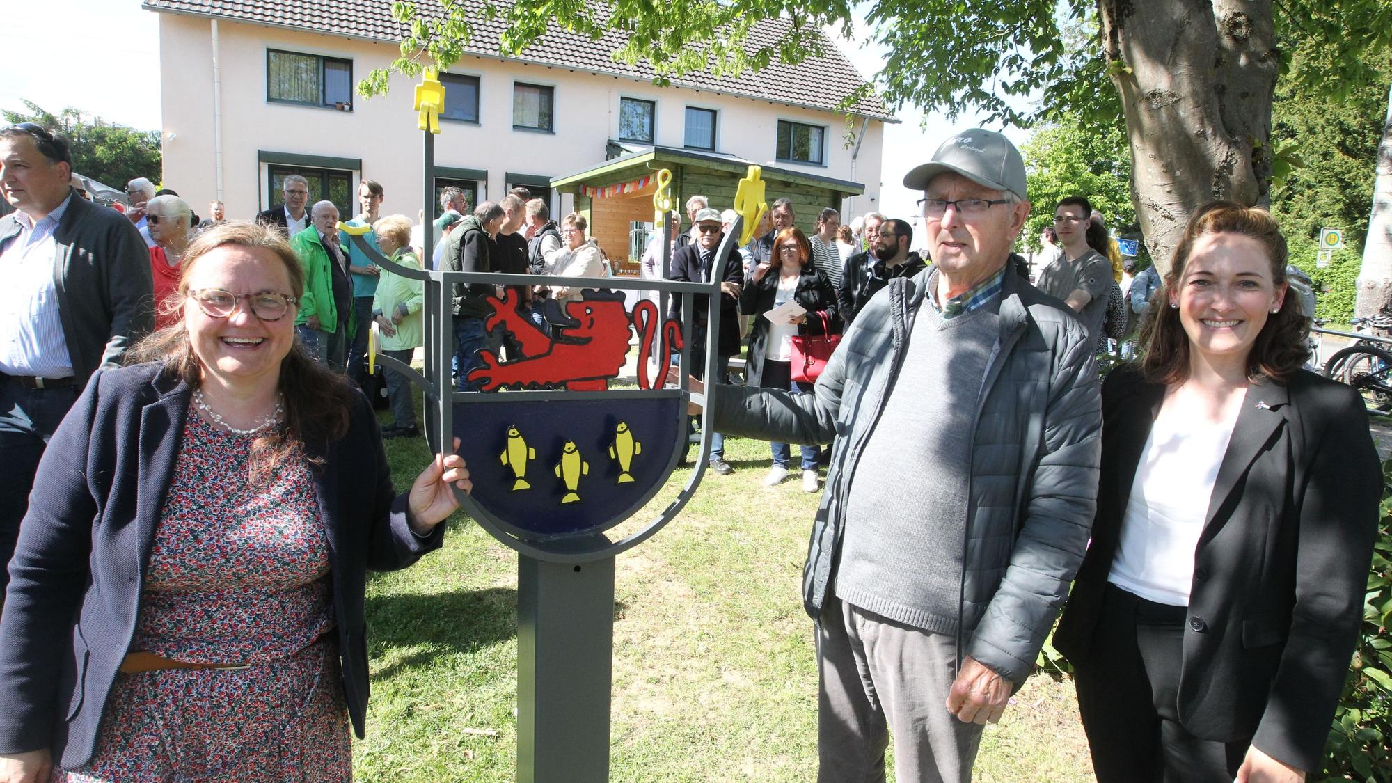 Künstler und Metallbauer Rolf Baum hat ein Kunstwerk gestaltet und freut sich mit der Bürgermeisterin Nicole Berka und der Bücherei-Chefin Anna Deter (links).
