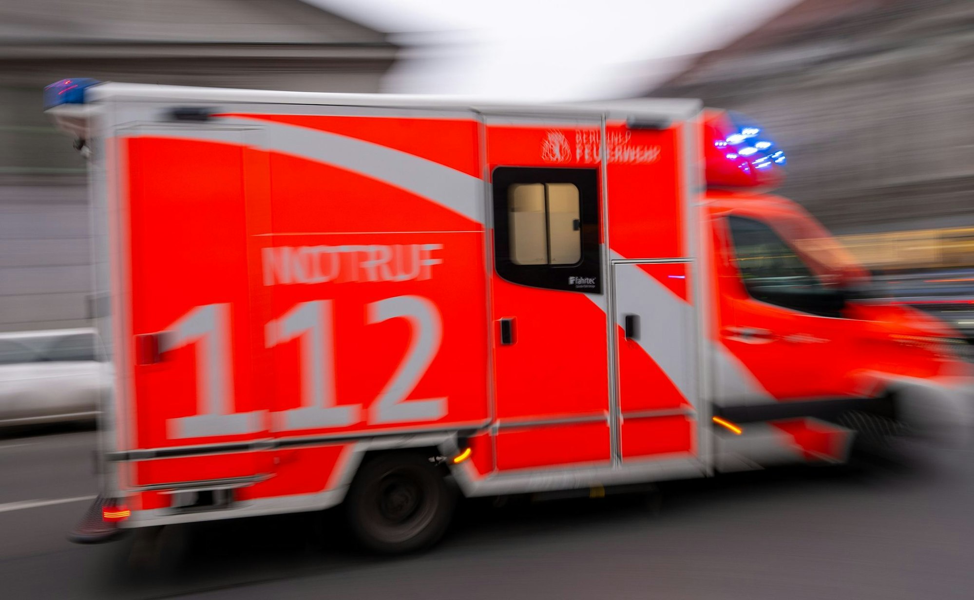 Rettungskräfte brachten den 18-Jährigen am vergangenen Wochenende mit lebensgefährlichen Verletzungen ins Krankenhaus. (Symbolbild)