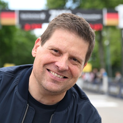 ARCHIV - 23.06.2024, Baden-Württemberg, Bad Dürrheim: Radsport: Deutsche Meisterschaft, der frühere Spitzenradfahrer Jan Ullrich steht im Zielbereich. (zu dpa: «Bericht: Ex-Radprofi Ullrich bei Unfall verletzt») Foto: Bernd Weißbrod/dpa +++ dpa-Bildfunk +++