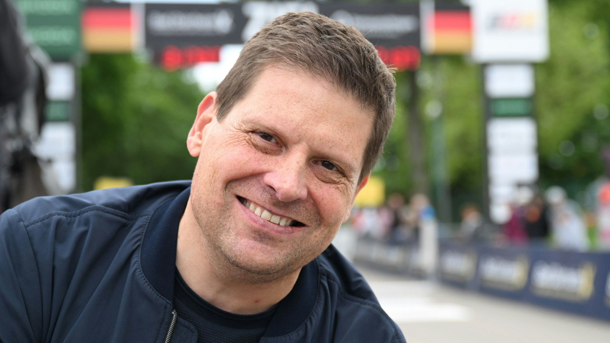 ARCHIV - 23.06.2024, Baden-Württemberg, Bad Dürrheim: Radsport: Deutsche Meisterschaft, der frühere Spitzenradfahrer Jan Ullrich steht im Zielbereich. (zu dpa: «Bericht: Ex-Radprofi Ullrich bei Unfall verletzt») Foto: Bernd Weißbrod/dpa +++ dpa-Bildfunk +++
