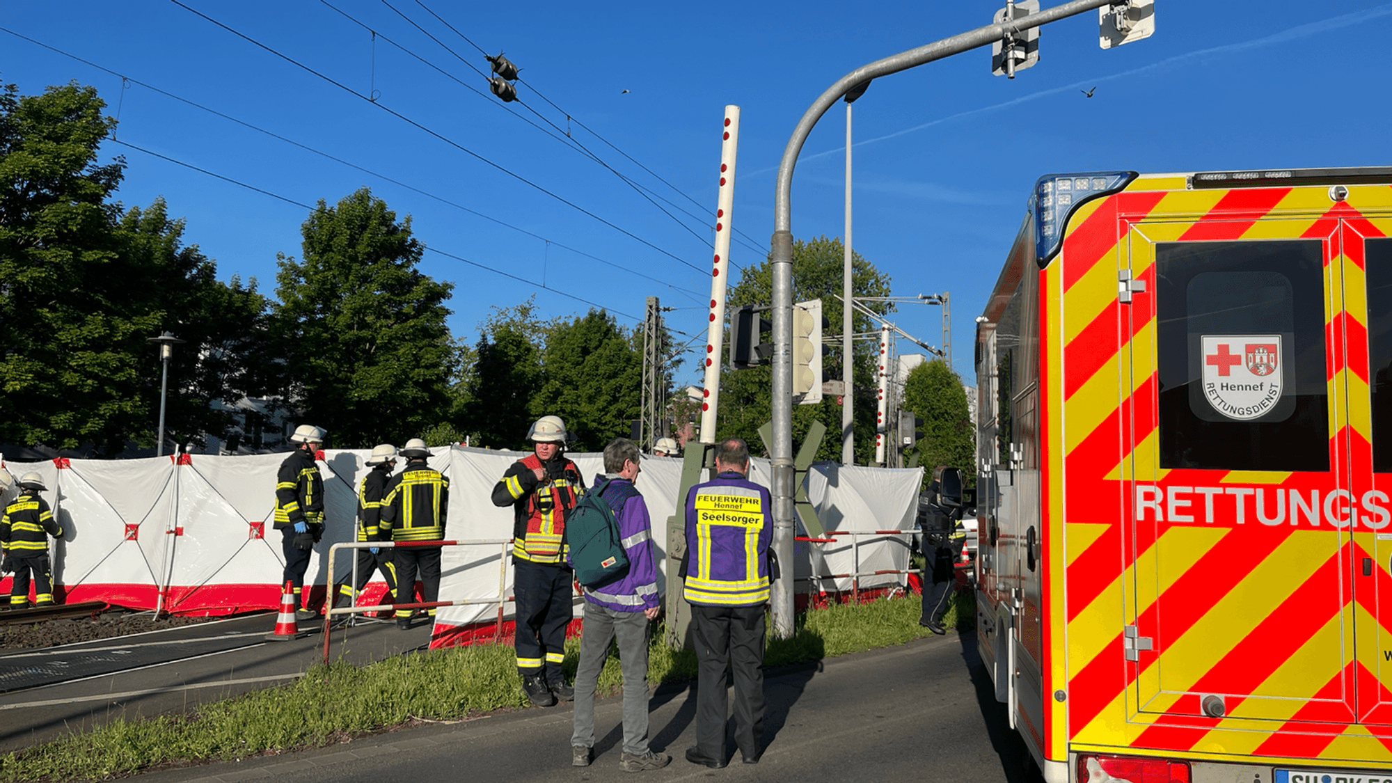Die Freiwillige Feuerwehr Hennef baute an der Unfallstelle einen Sichtschutz auf.