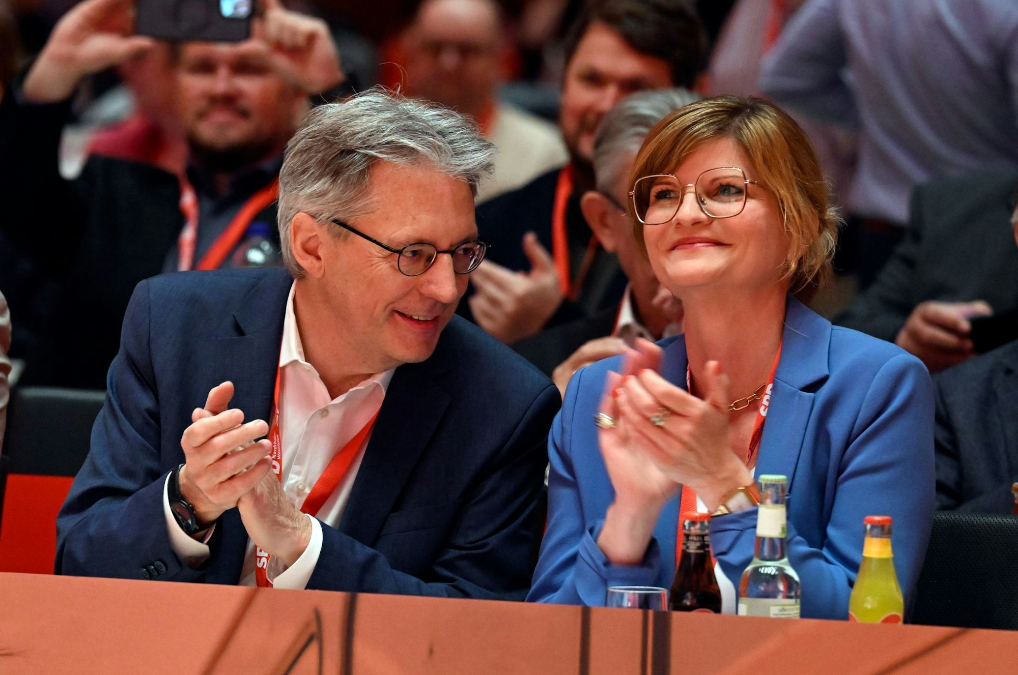 Das Führungstandem der nordrhein-westfälischen SPD ist wiedergewählt: Sarah Philipp und Achim Post bleiben im Amt.