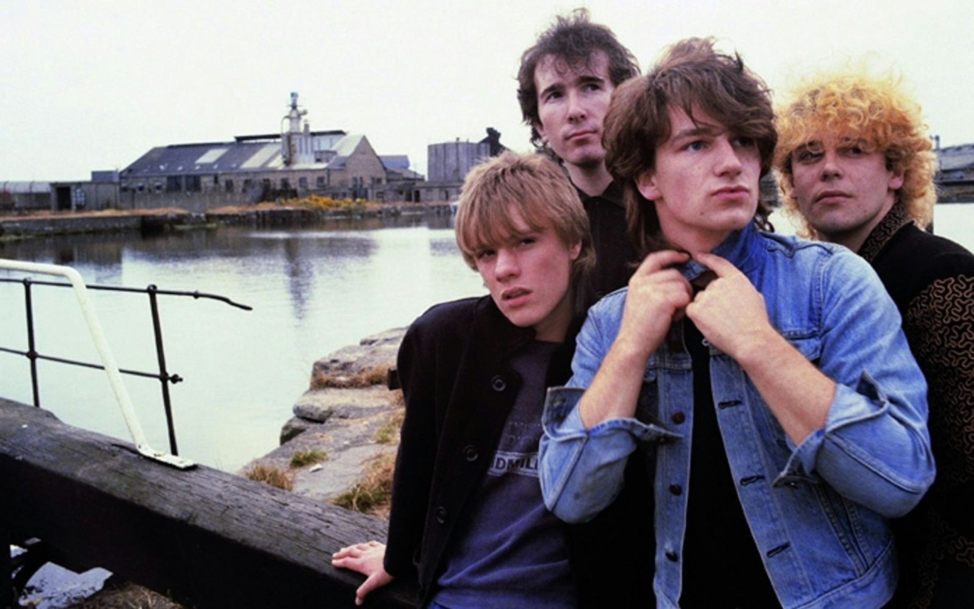 Jung und rebellisch, spirituell und politisch bewegt: U2 mit Sänger Bono (Zweiter von rechts) in den frühen 80er-Jahren. (Bild: Universal)