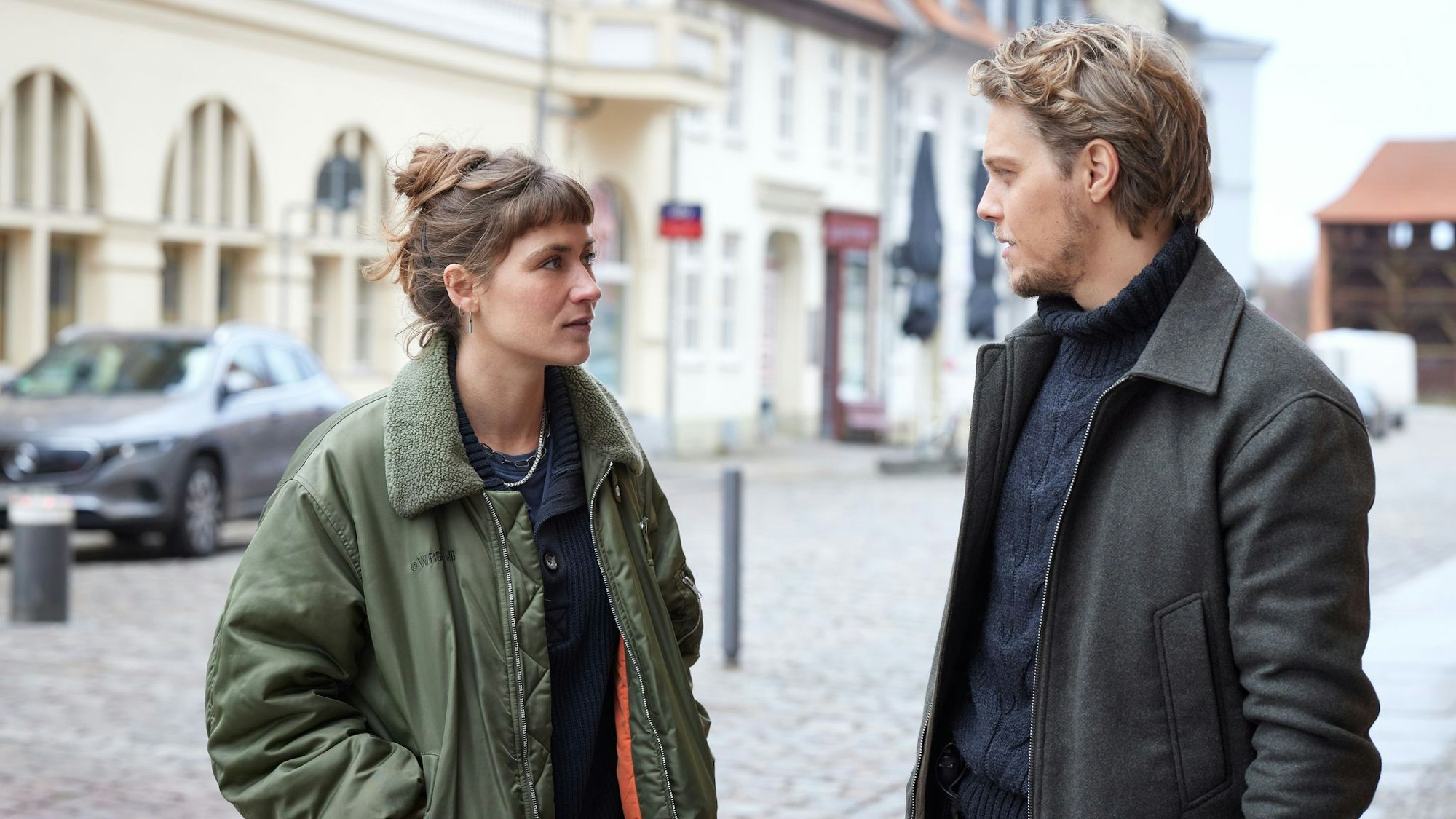 Zwischen den beiden knistert es: Jule Zabek (Sophie Pfennigstorf) und ihr neuer Kollege Tomasz Nowak (Jakub Gierszal).