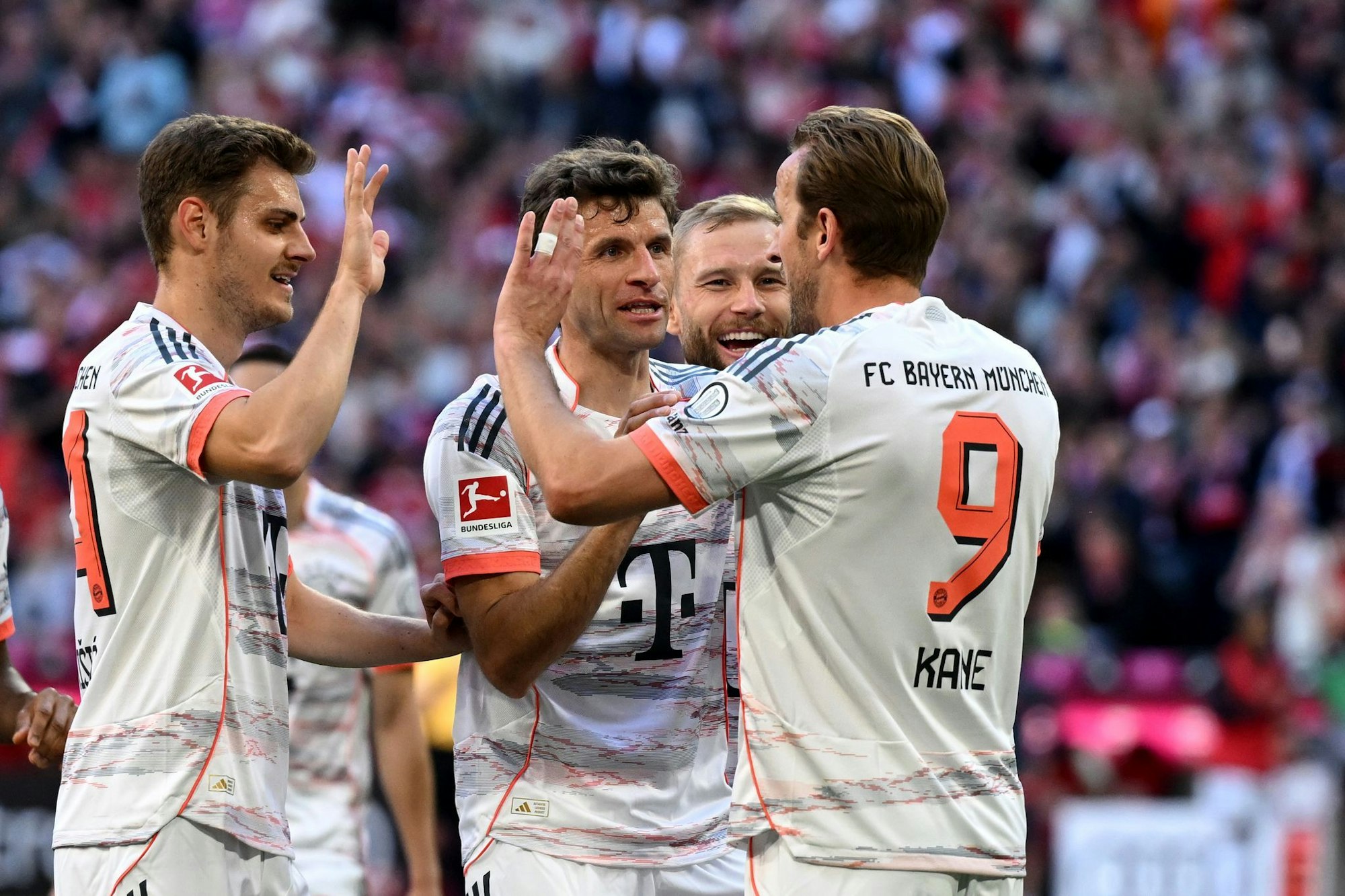 Harry Kane (r) erzielt den Treffer zum 1:0.